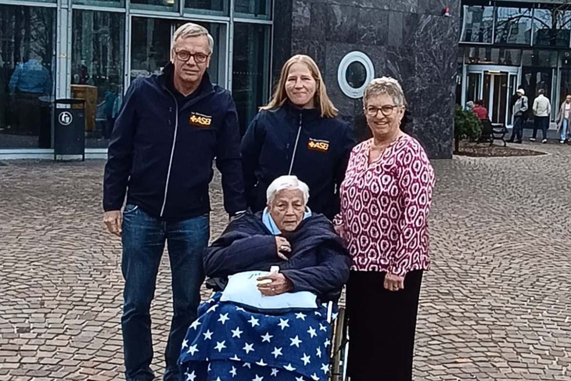 Gruppe vor der Halle.jpg