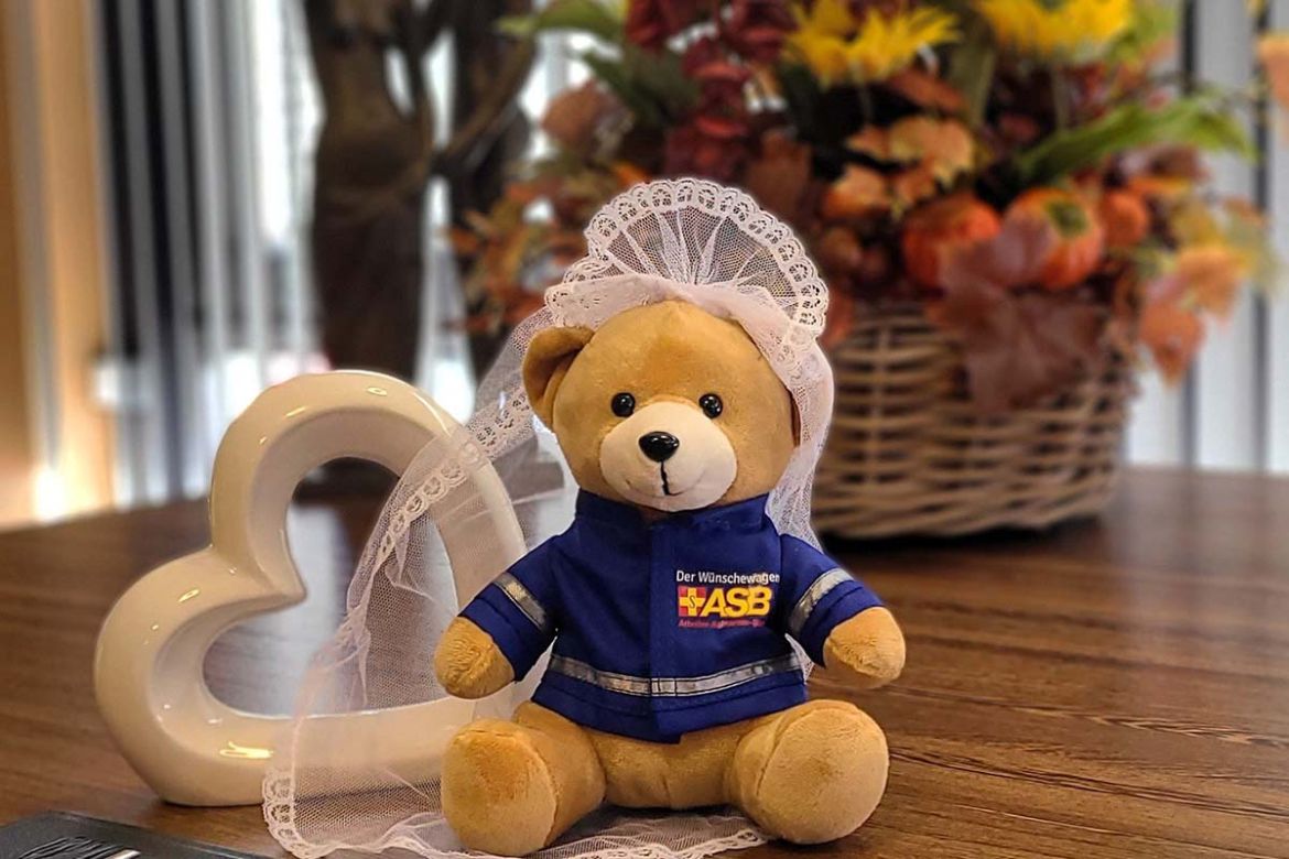 Teddy im Standesamt.jpg