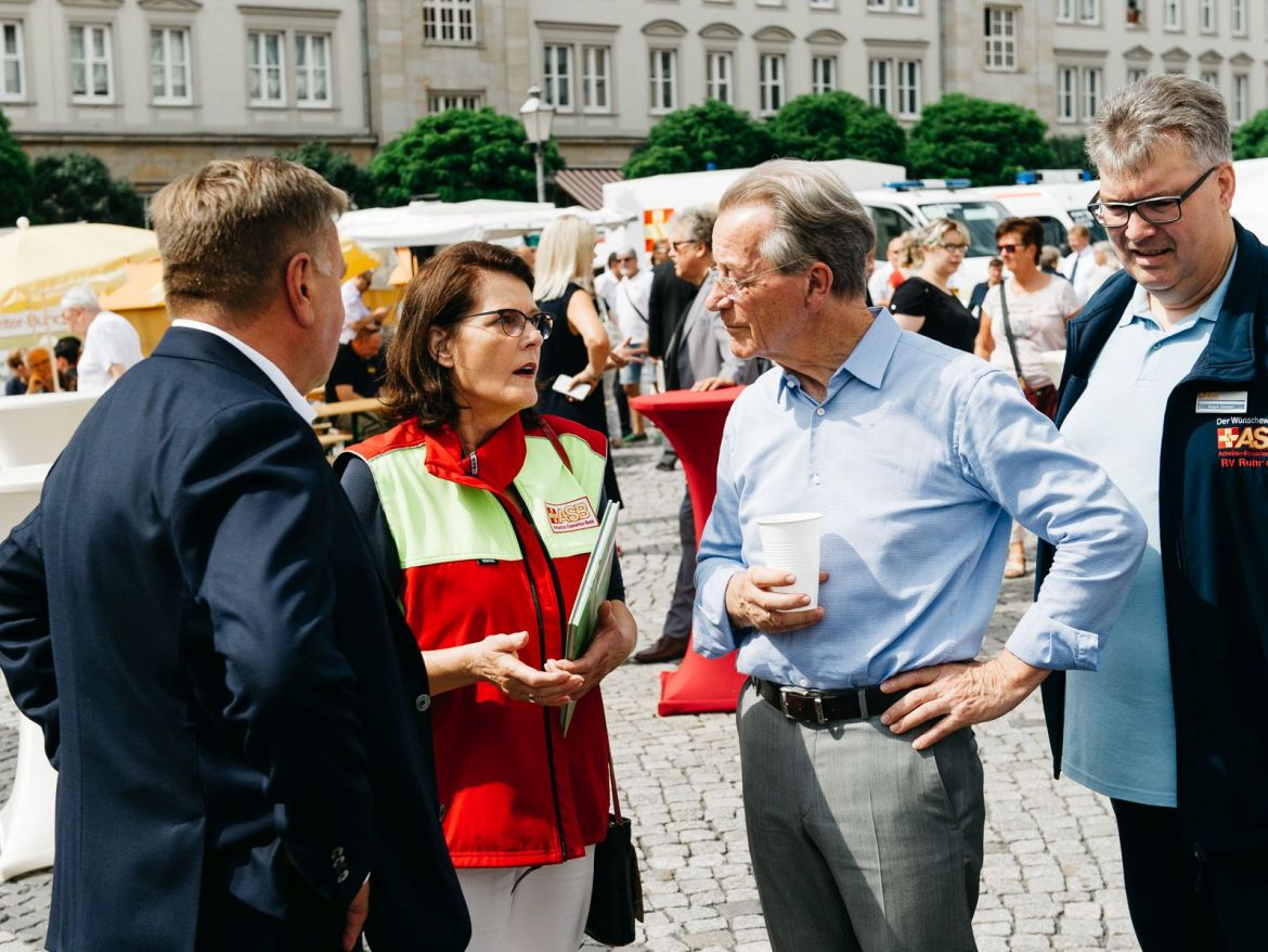 Wünschewagen-Sachsen-Anhalt-Magdeburg-Start-Alter-Markt-Franz-Müntefering (3).jpg