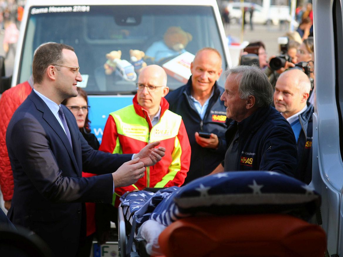 Wünschewagen-ASB-Letzte-Wünsche-wagen-Jens-Spahn-ulrich-Bauch-Sternfahrt-Brandenburger-Tor (26).jpg