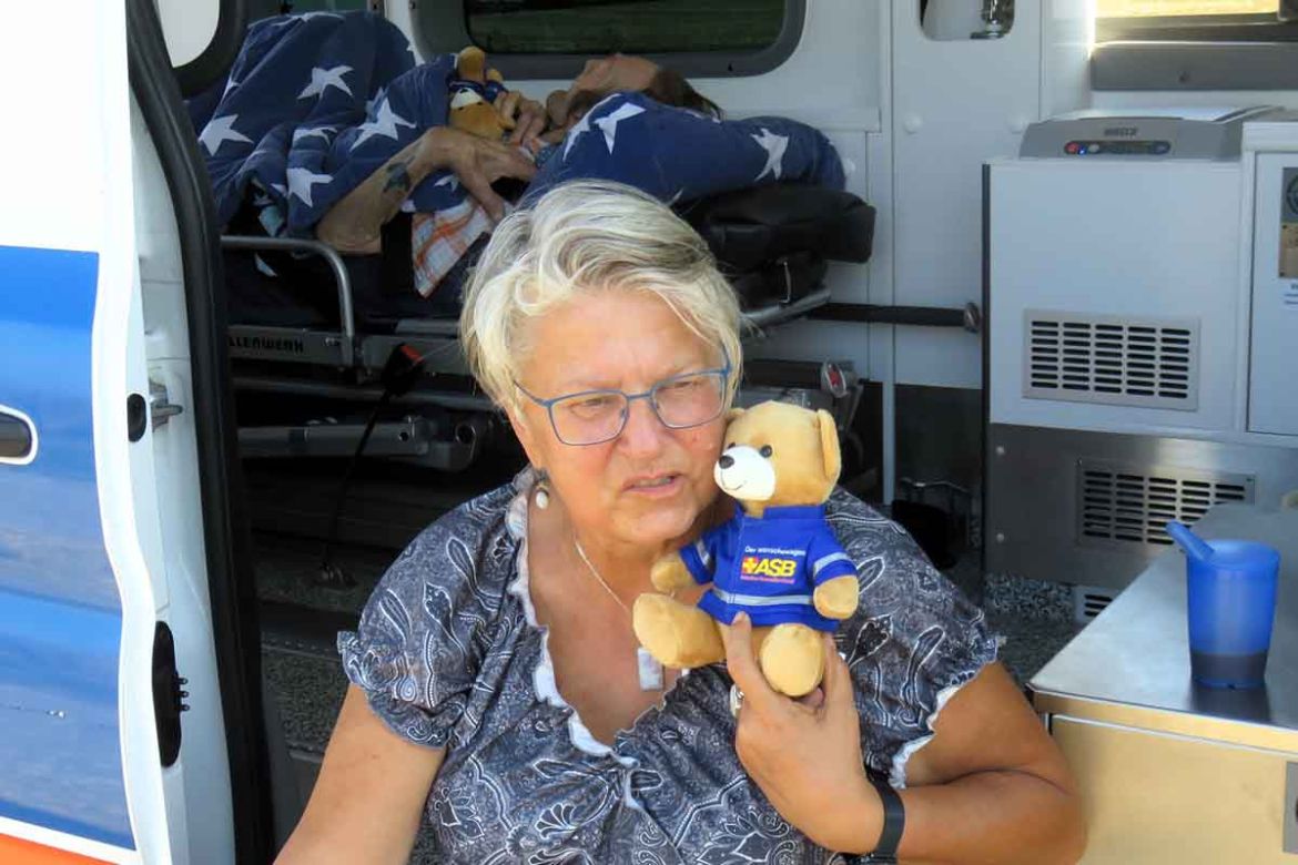 Begleitung mit Wünschewagen Teddy.jpg