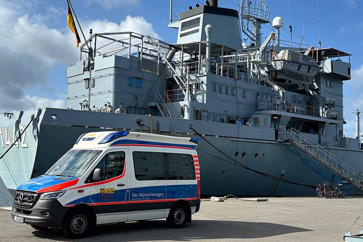Wünschewagen vor Schiff.jpg