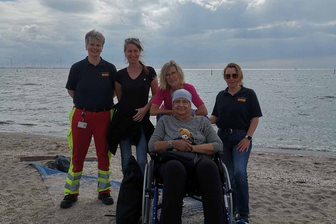 Gruppe am Strand.jpg