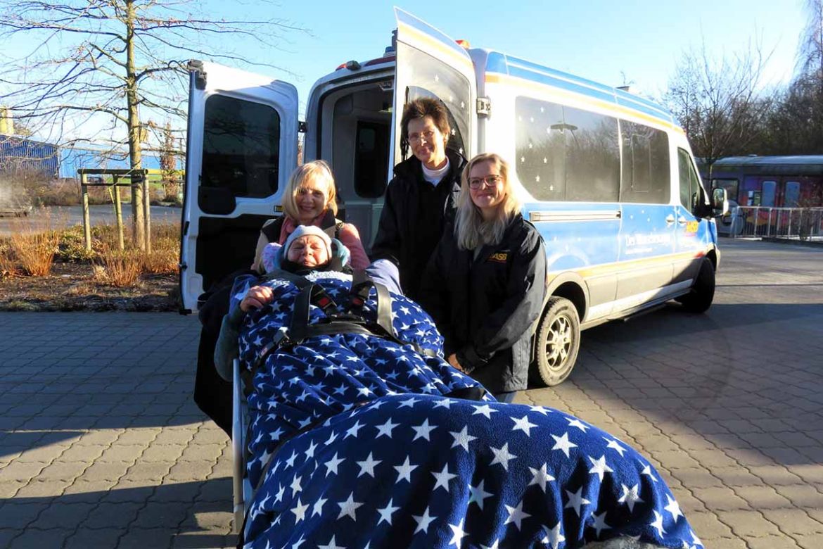 Gruppenfoto vor Wünschewagen.jpg
