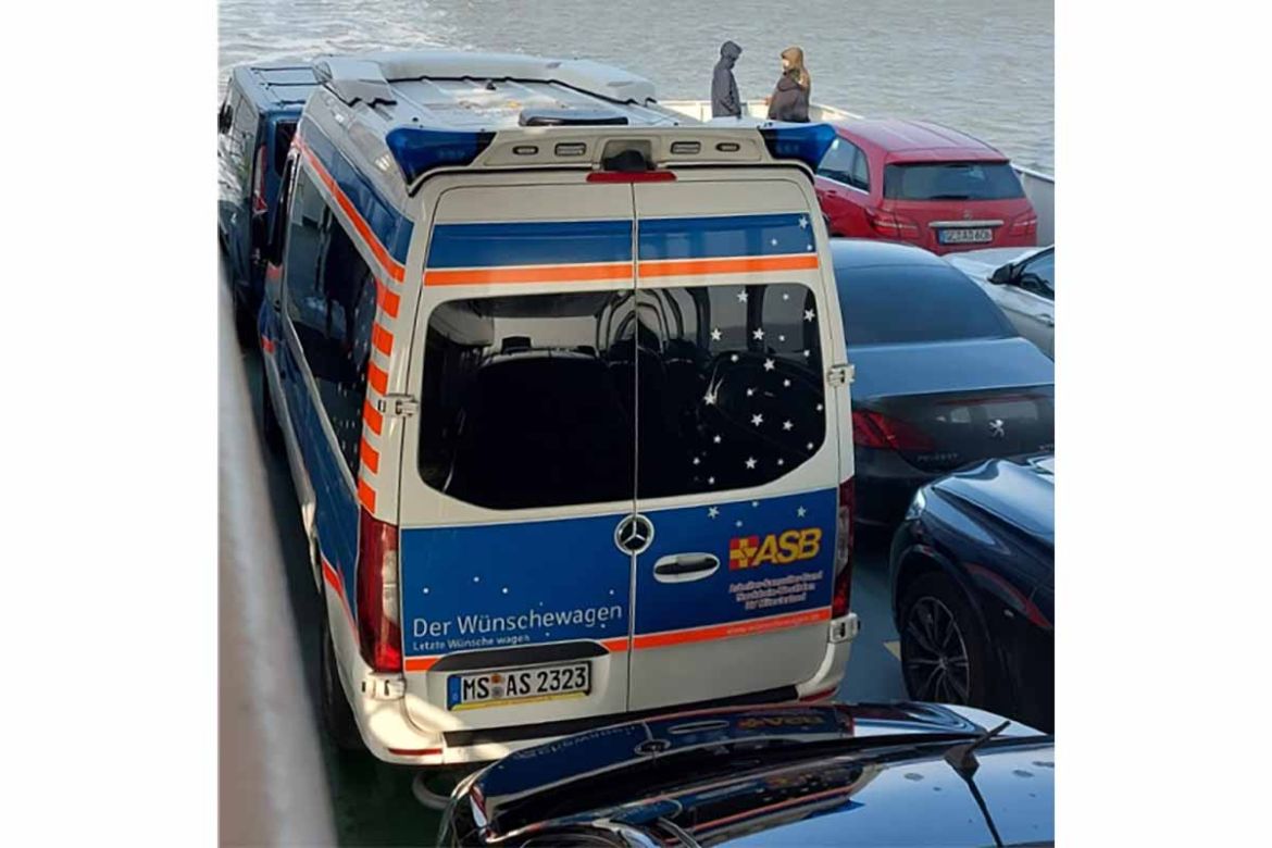Wünschewagen auf Fähre.jpg