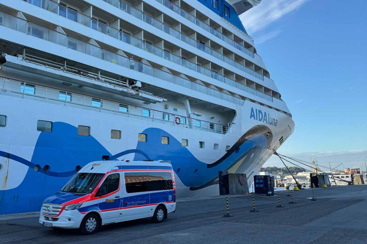 Wünschewagen vor AIDA.jpg