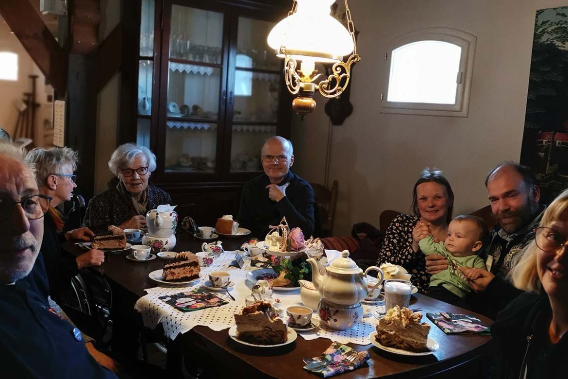 Familie beim Essen.jpg