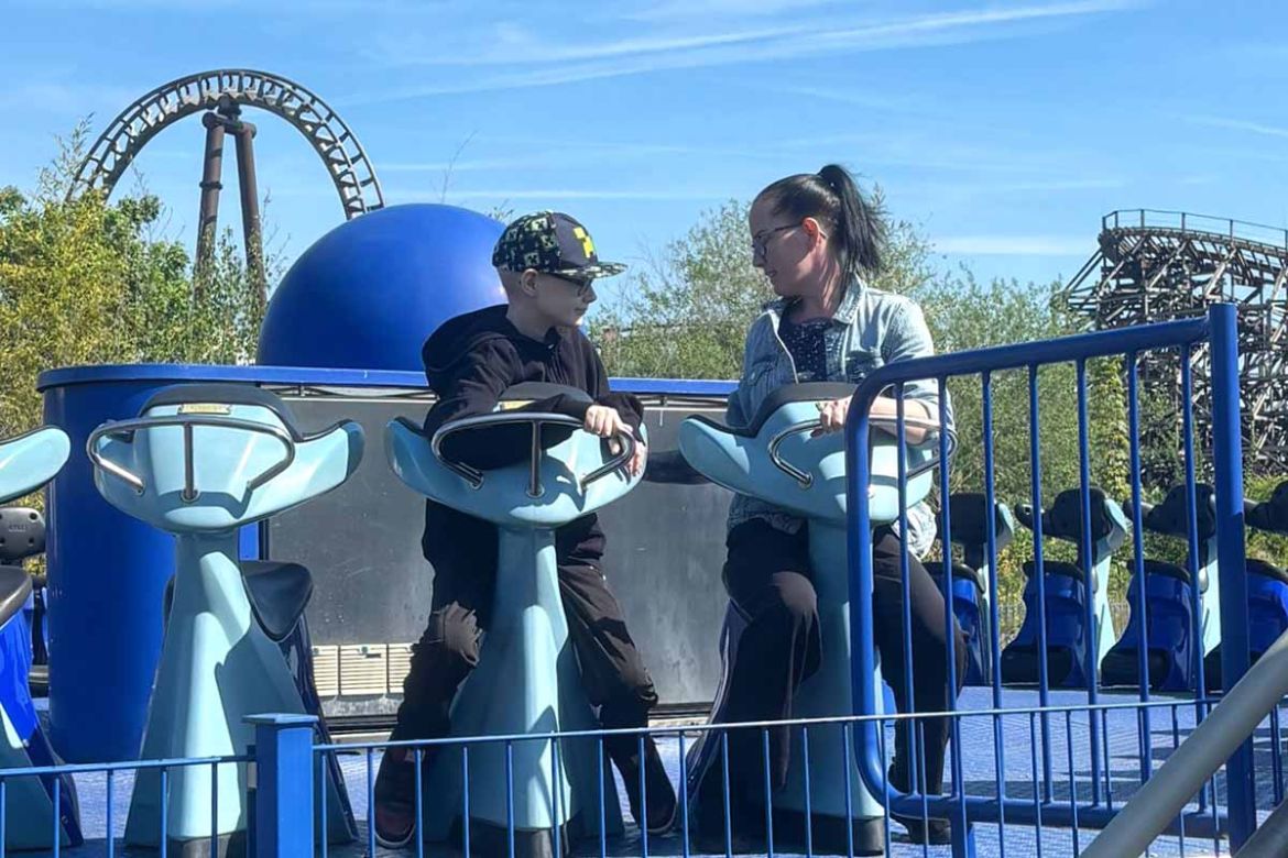 Fahrgast mit Mutter in Fahrgeschäft.jpg