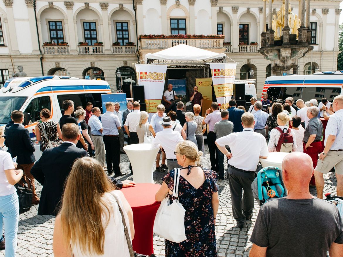 Wünschewagen-Sachsen-Anhalt-Magdeburg-Start-Alter-Markt-Franz-Müntefering (6).jpg