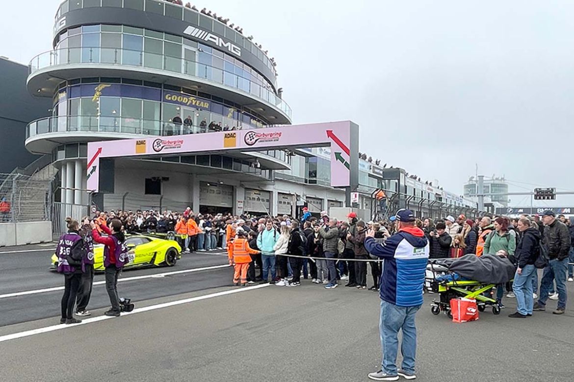 AMG-Gebäude an Strecke.jpg