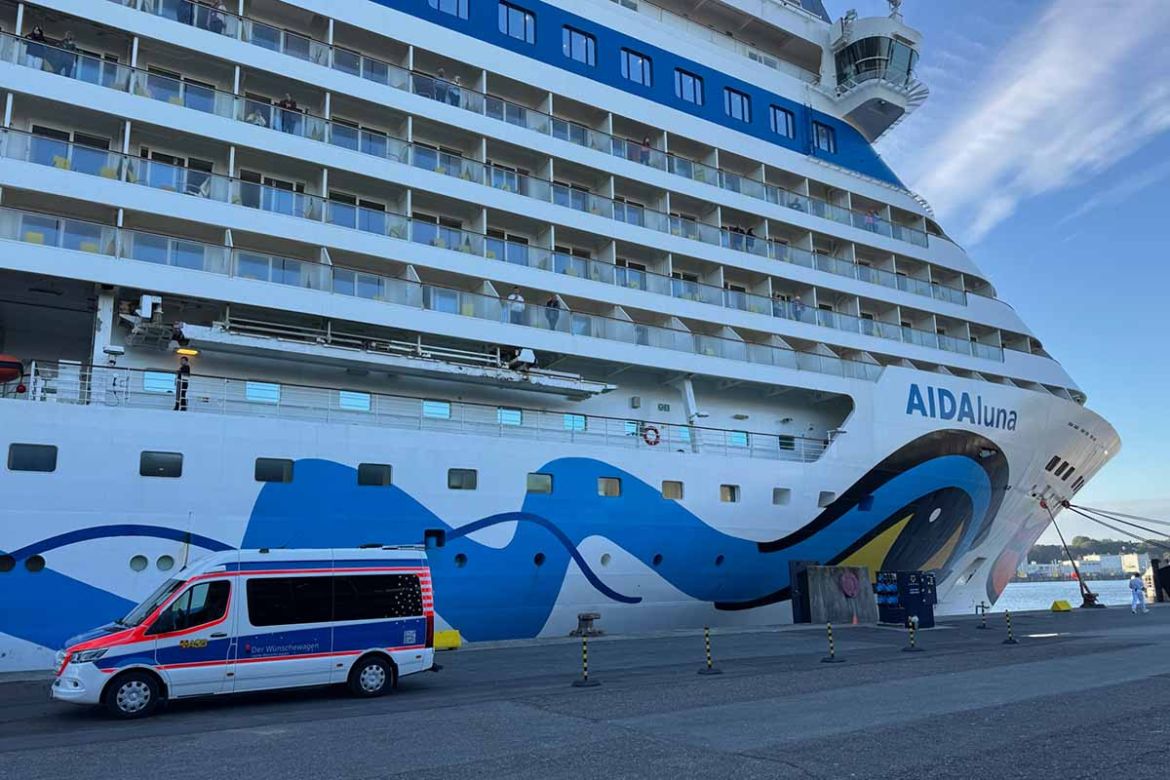Wünschewagen vor AIDA2.jpg