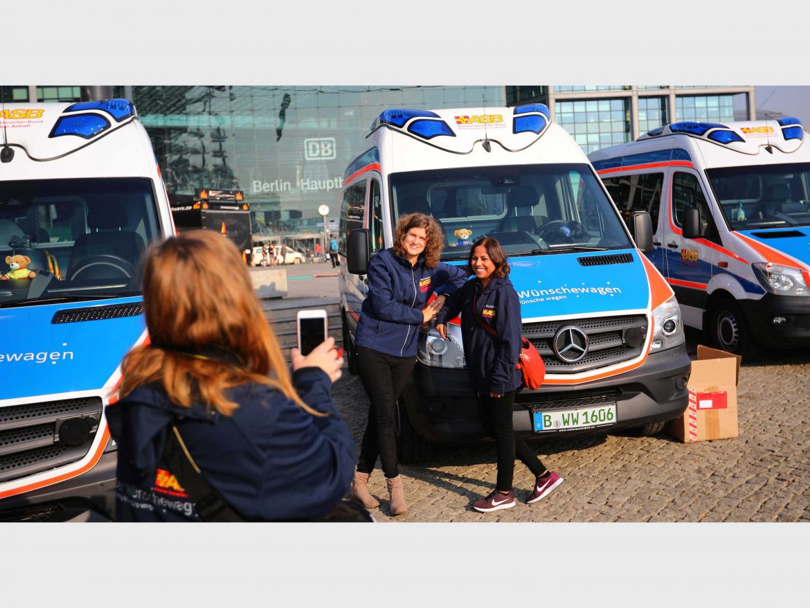 Wünschewagen-ASB-Letzte-Wünsche-wagen-Jens-Spahn-ulrich-Bauch-Sternfahrt-Brandenburger-Tor (9).jpg