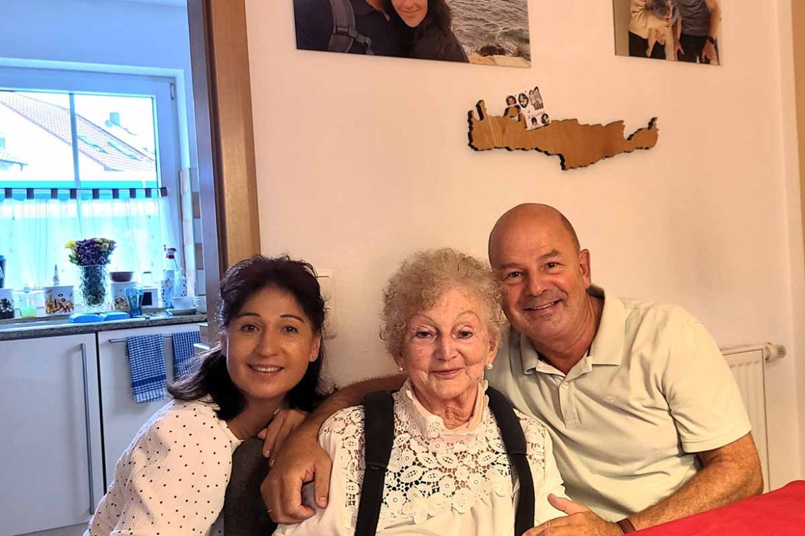 Mit Familie in Wohnung.jpg