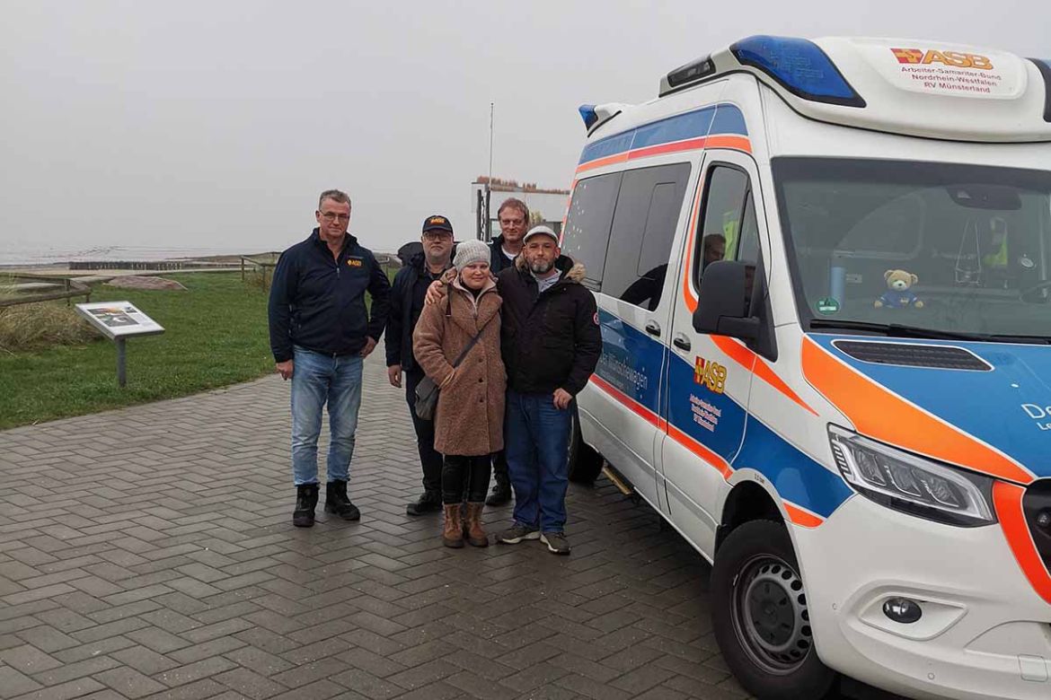 Gruppe neben dem Wünschewagen.jpg