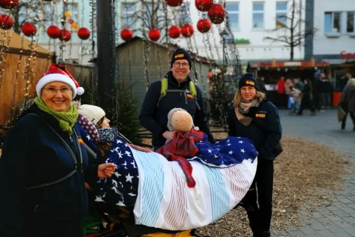 Zusammen auf den schönen Weihnachtsmarkt