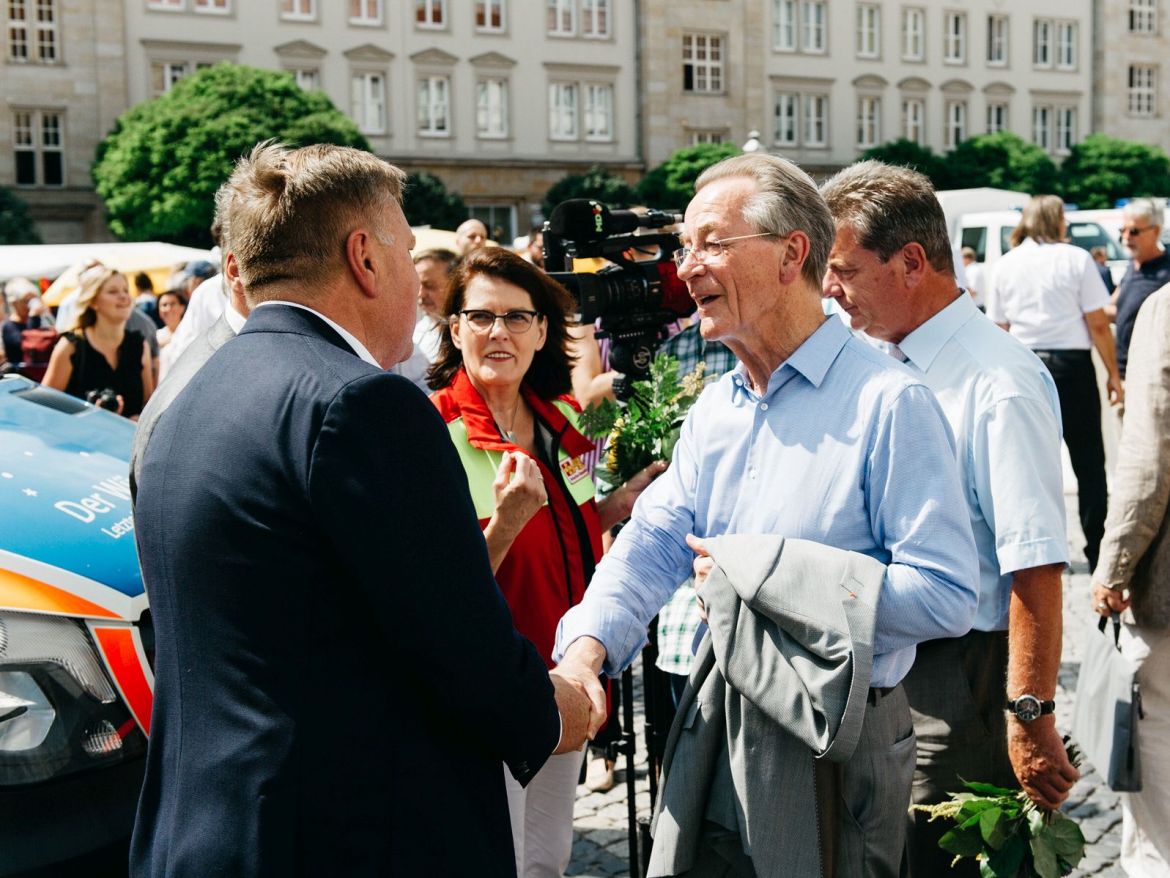 Wünschewagen-Sachsen-Anhalt-Magdeburg-Start-Alter-Markt-Franz-Müntefering (12).jpg