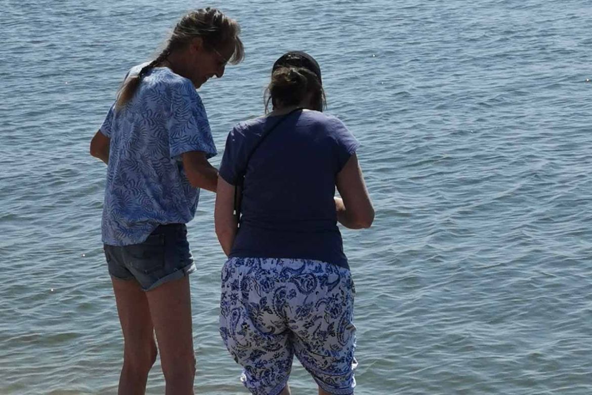 Mit den Füßen im Wasser.jpg