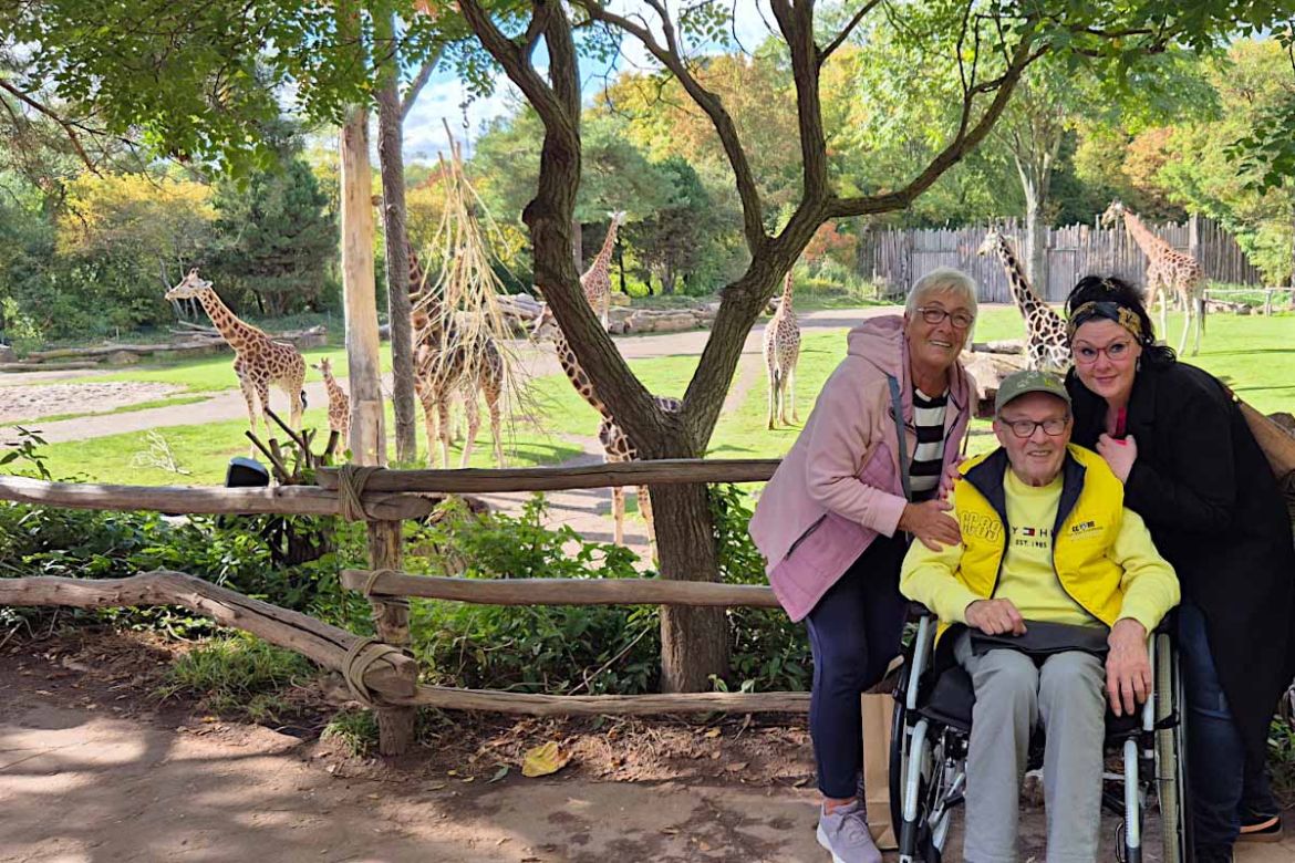 Vor dem Giraffengehege.jpg