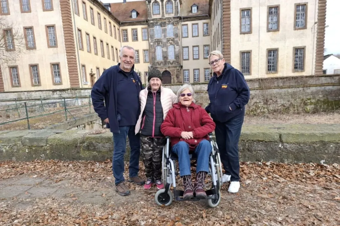 Christa und Renate mit Wunscherfüller:in Eva und Ralf