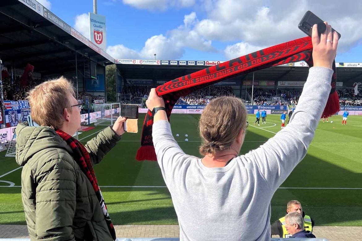 Jubeln am Stadionrand.jpg