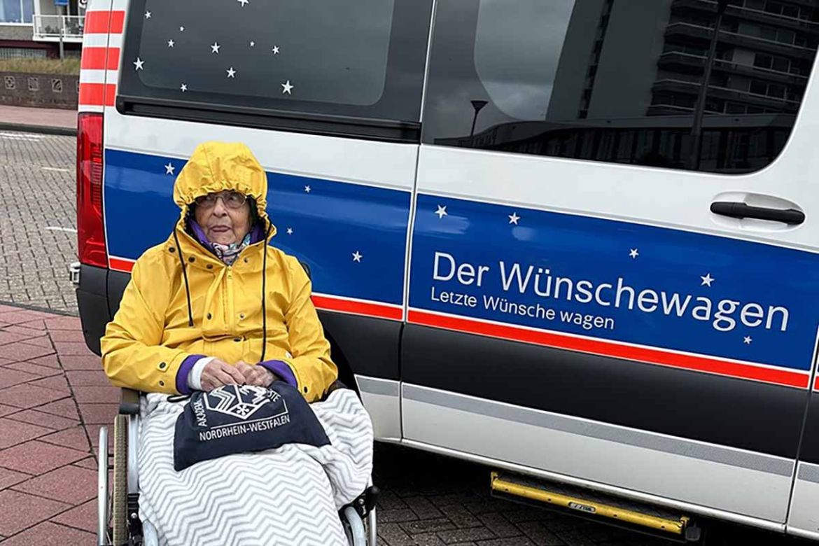 Fahrgast vor dem Wünschewagen.jpg