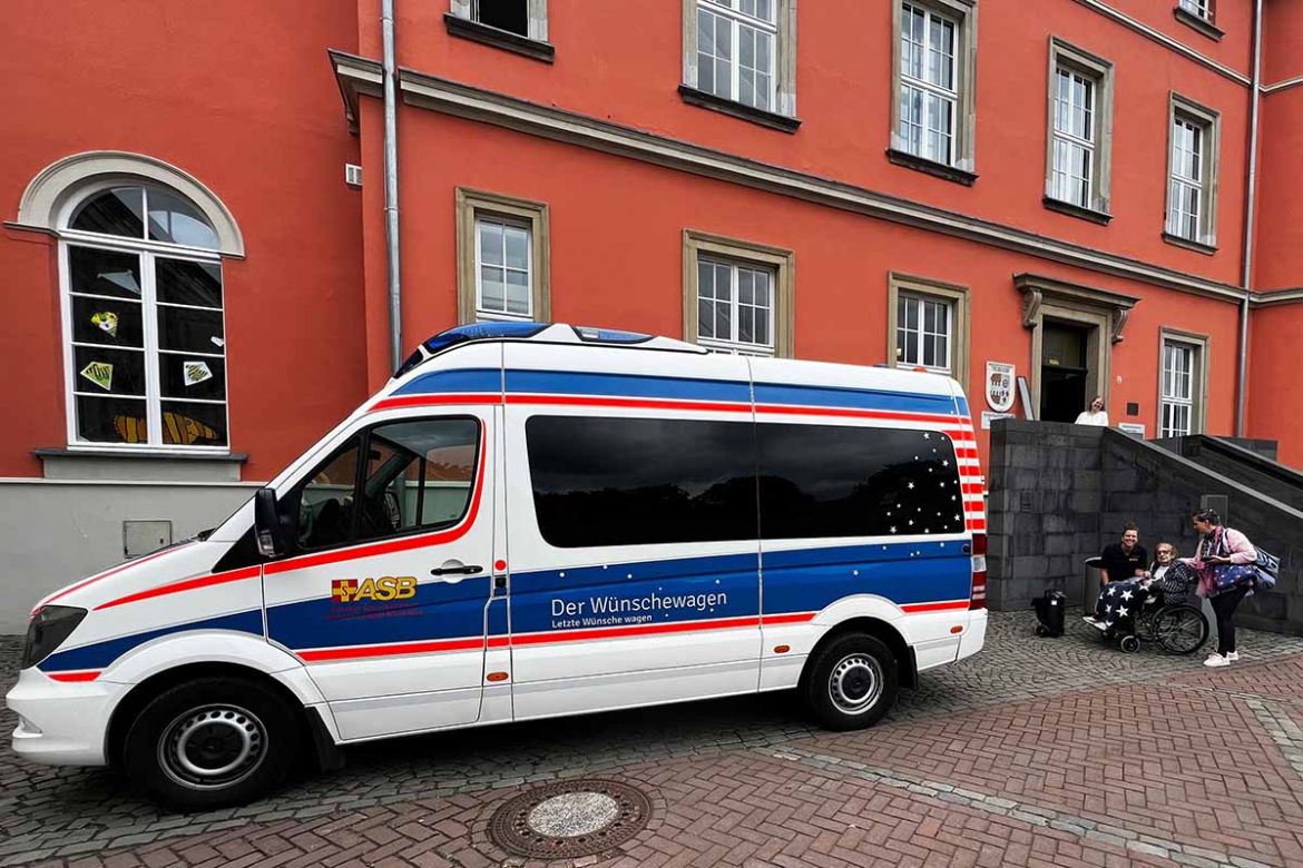 Wünschewagen vor rotem Gebäude.jpg