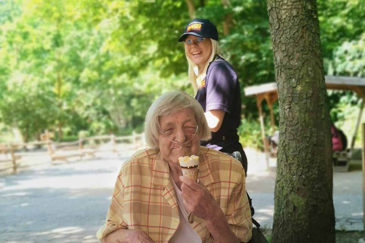 Frau isst glücklich Eis.jpg
