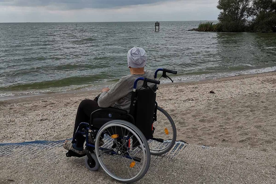 Fahrgast schaut aufs Meer.jpg