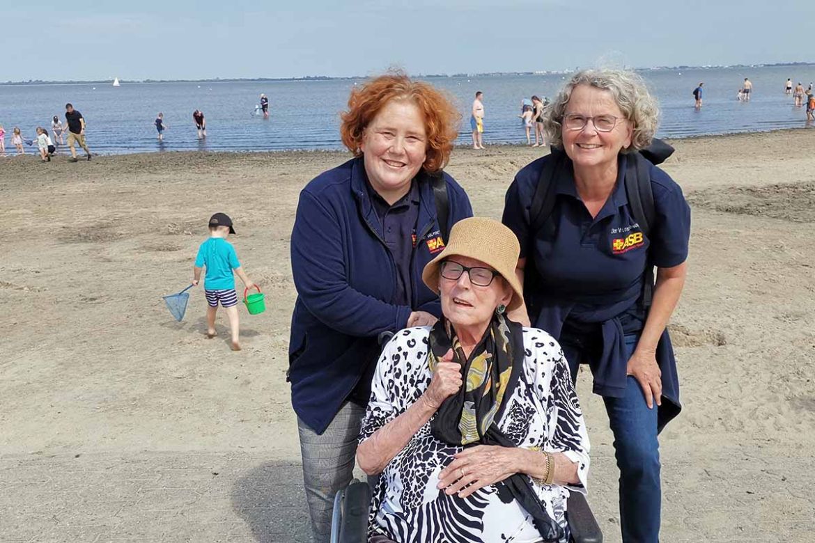 Gruppe am Strand.jpg