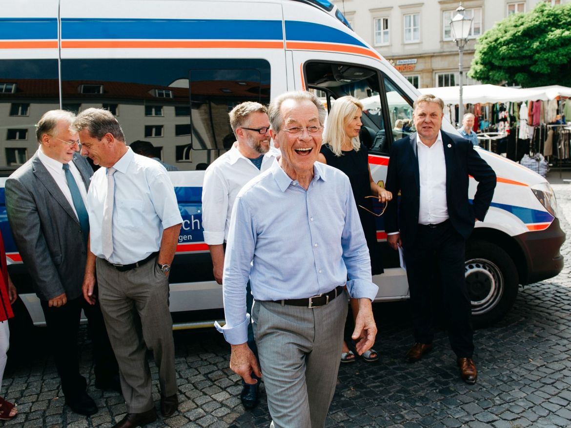 Wünschewagen-Sachsen-Anhalt-Magdeburg-Start-Alter-Markt-Franz-Müntefering (5).jpg