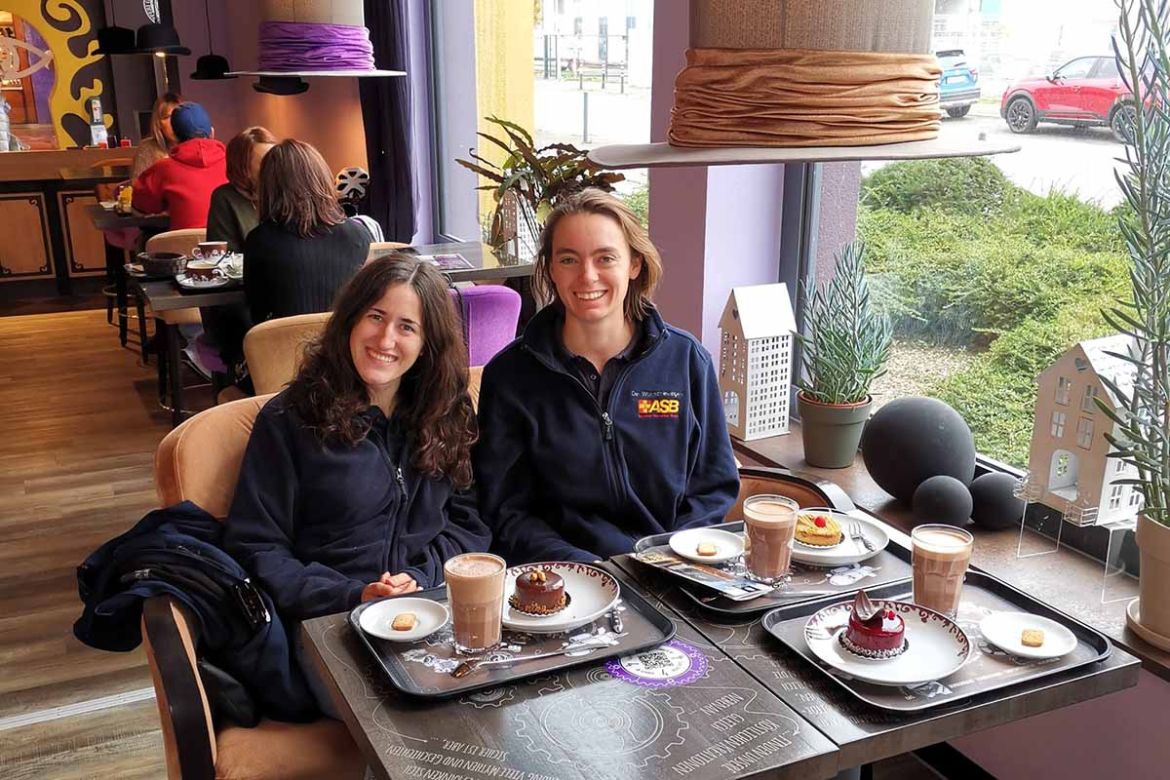 Bei Kaffee und Kuchen.jpg