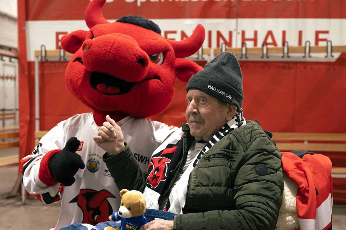 Fhargast mit Maskottchen.jpg