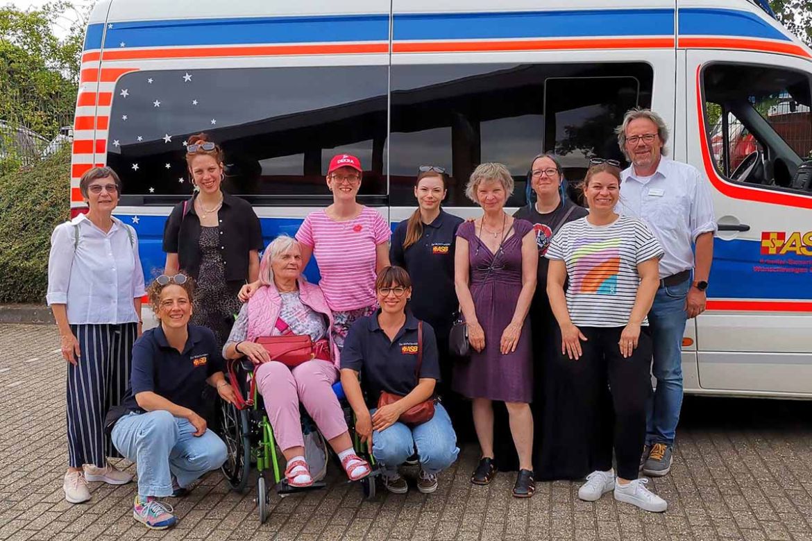 Gruppe vor Wünschewagen.jpg
