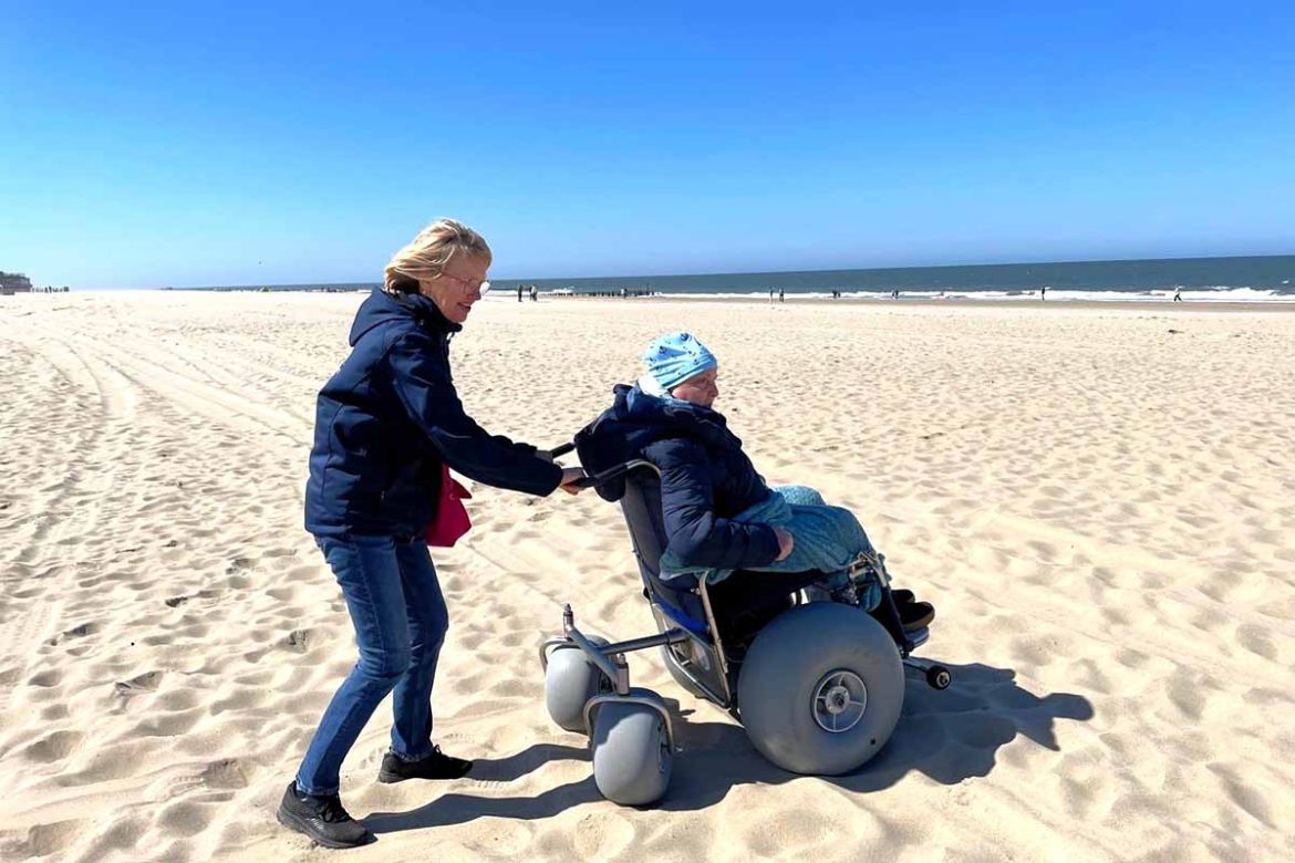 Mit Rollstuhl über Sand.jpg