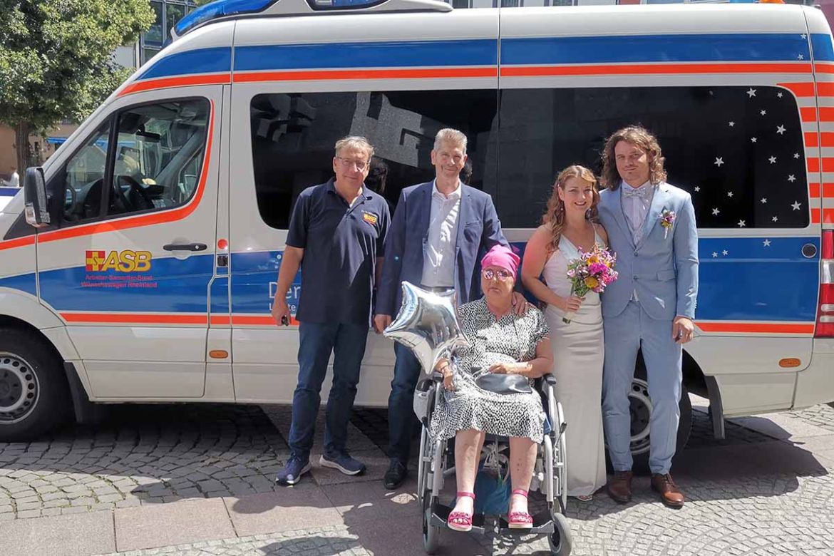 Gruppenfoto mit Brautpaar.jpg