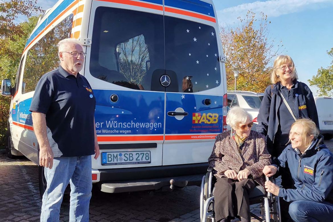 Vor dem Wünschewagen.jpg