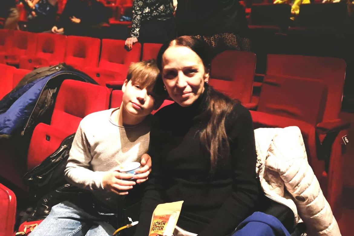 Mit dem Sohn im Theater.jpg
