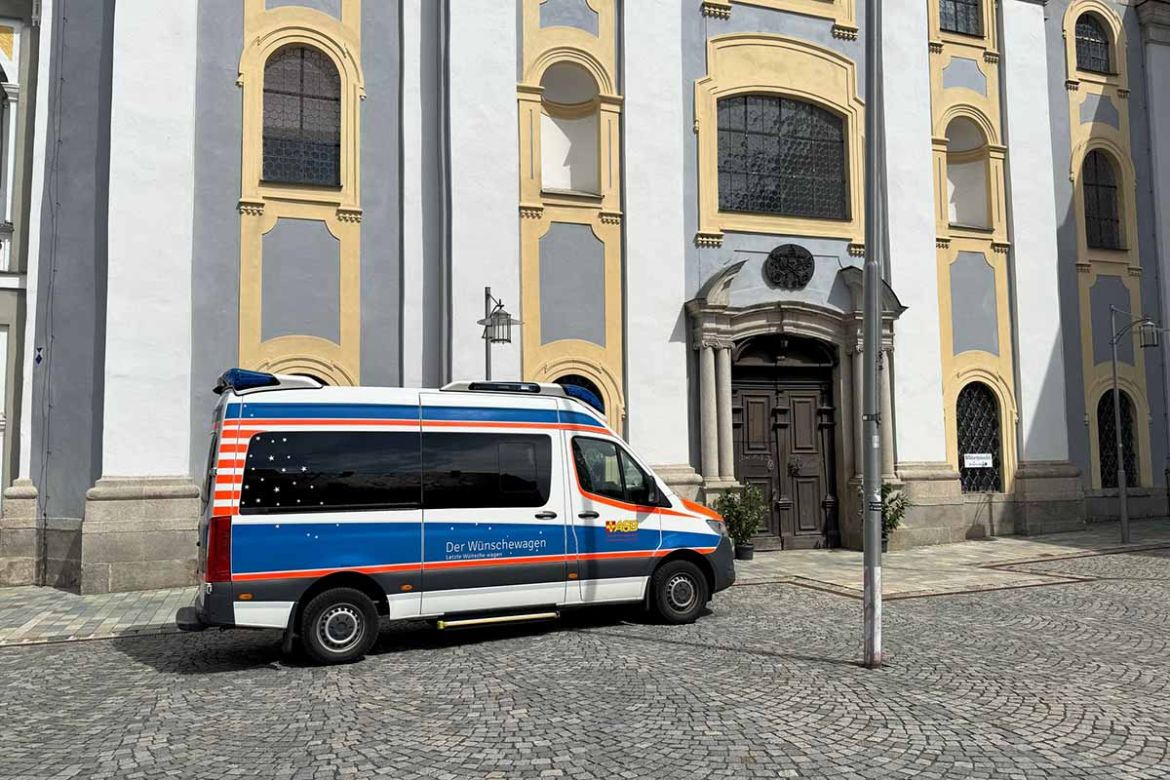 Wünschewagen vor der Basilika.jpg
