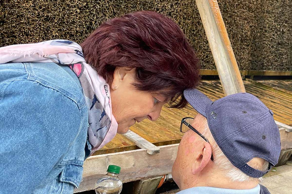 Begleitung spricht mit Fahrgast.jpg