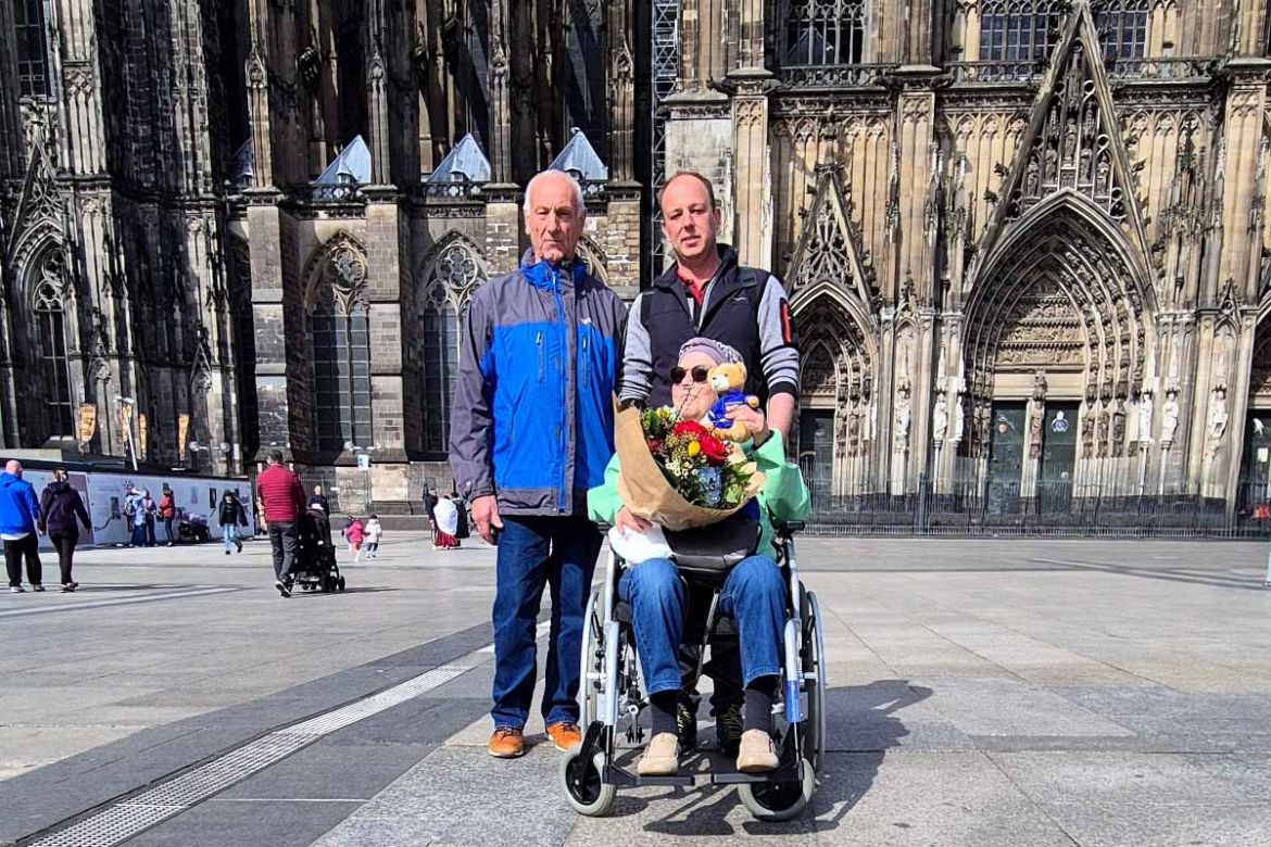Vor dem Kölner Dom.jpg