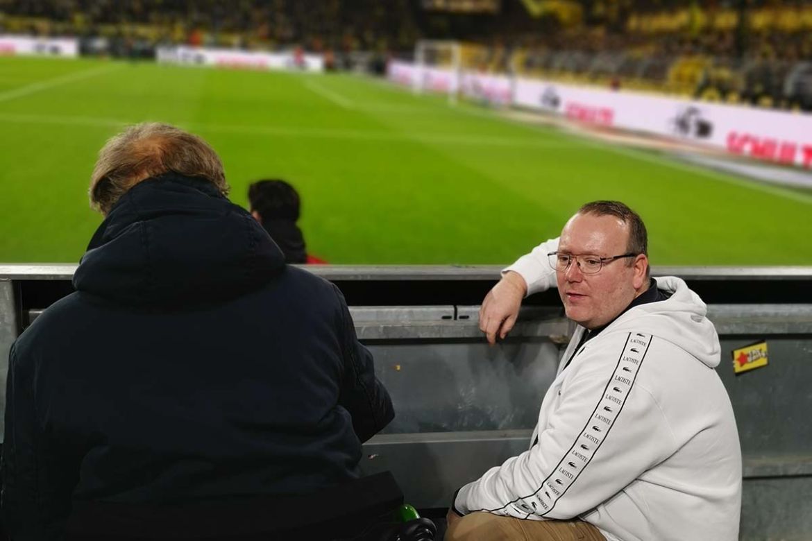 Am Spielfeldrand mit Begleitung.jpg