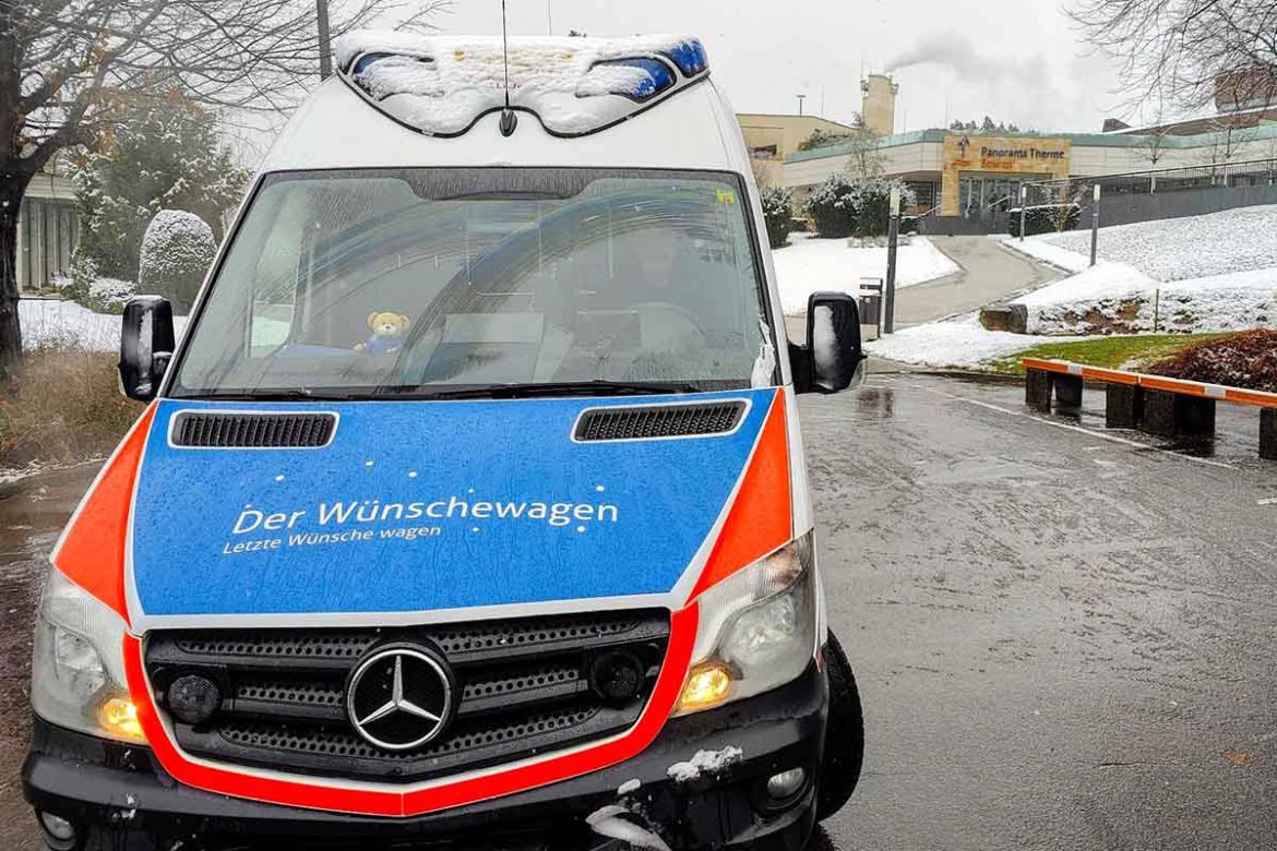 Wünschewagen vor der Therme.jpg
