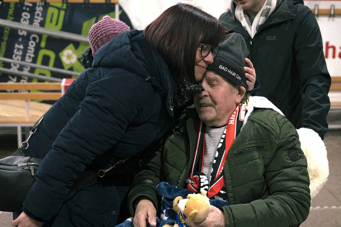 Fahrgast wird umarmt.jpg