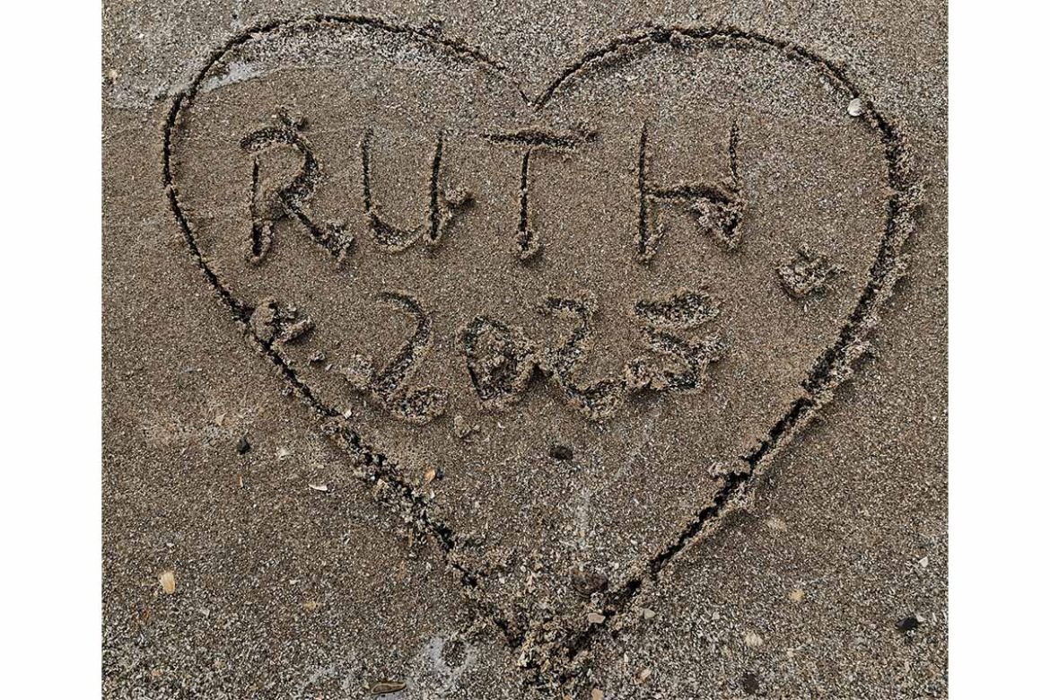Ruth im Sand.jpg