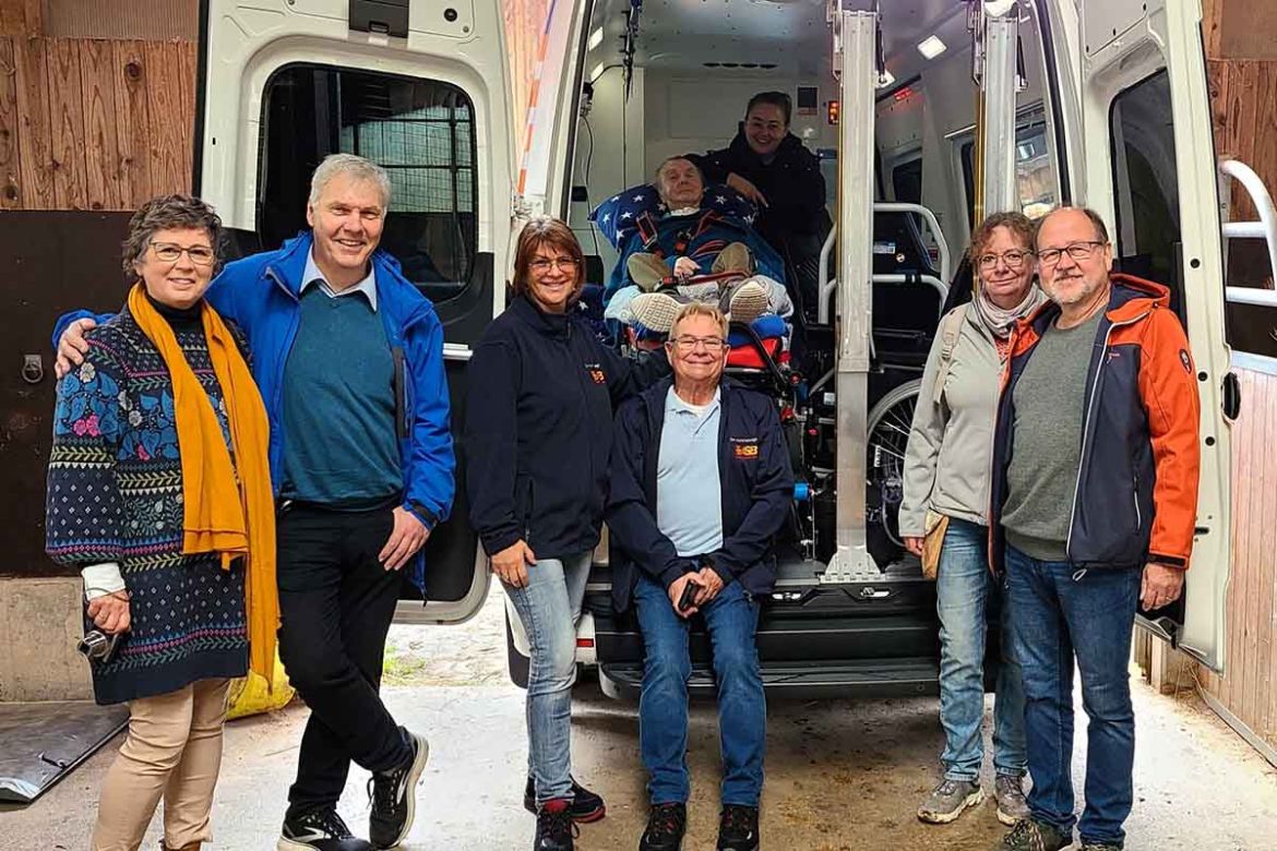 Gruppenfoto vor Wünschewagen.jpg