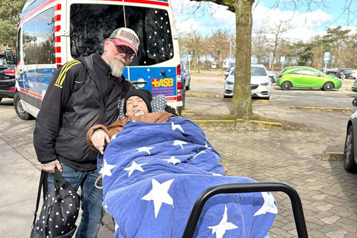 Vor dem Wünschewagen.jpg