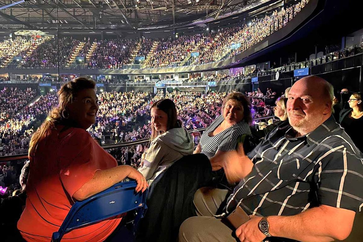 Gruppe in Konzerthalle.jpg