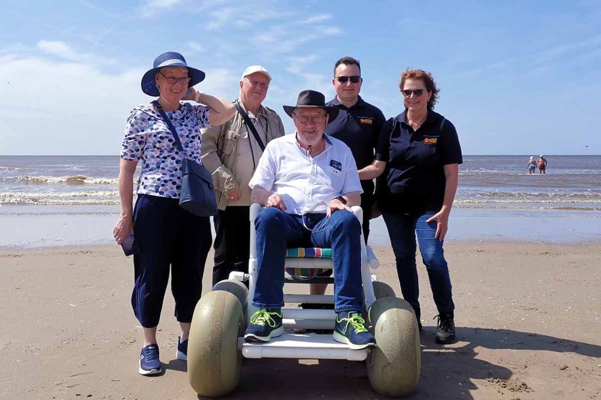 Gruppenfoto am Strand.jpg