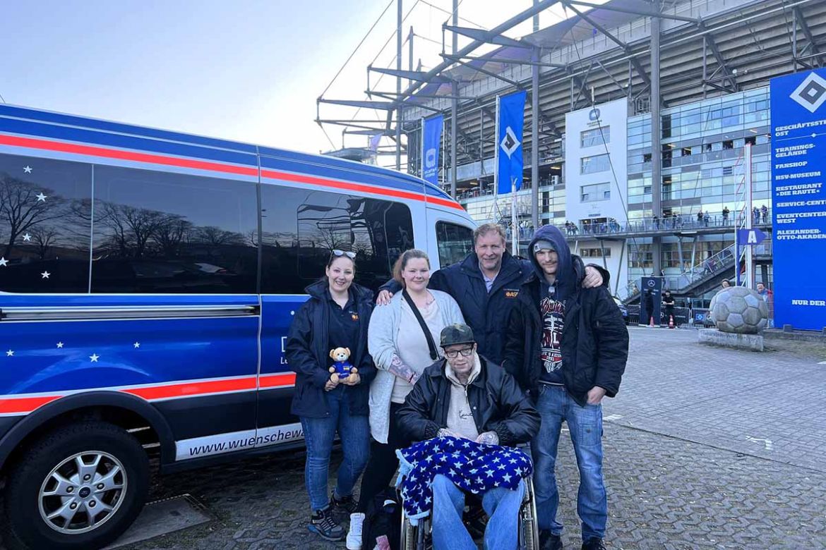 Gruppenfoto vor dem Stadion.jpg
