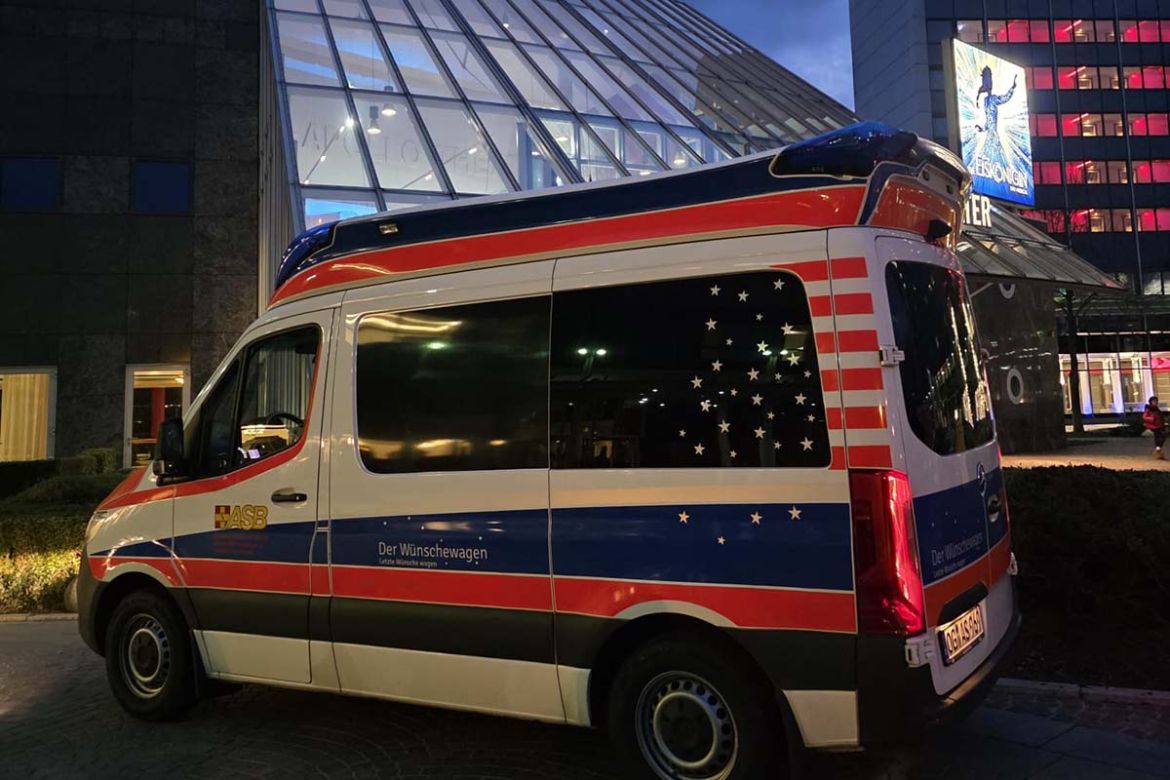 Wünschewagen vor der Halle.jpg